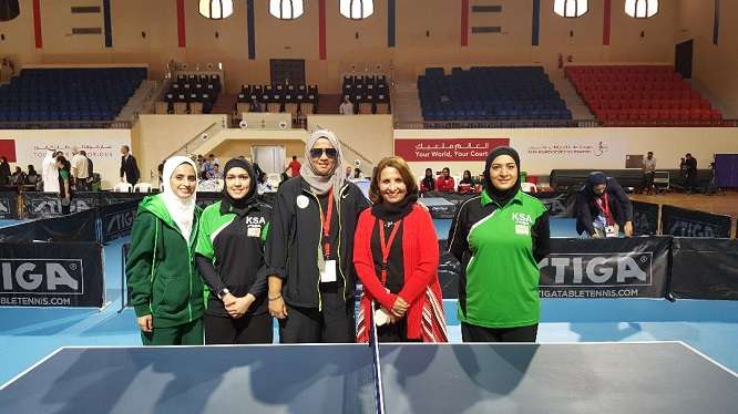 الشيخة حياة مع لاعبات فريق جدة الأخضر لكرة الطاولة