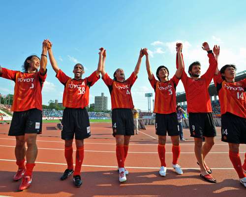 فرحة لاعبي ناغويا بعد تحقيقهم فوز جديد وكان على حساب فريق مونتيديو ياماجاتا