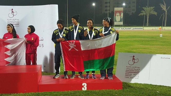 لاعبات سلطنة عمان في المركز الثالث لسباق 100 متر تتابع
