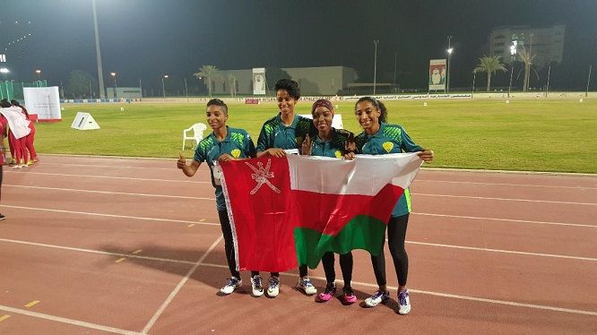 لاعبات سلطنة عمان بعد سباق 100 متر تتابع