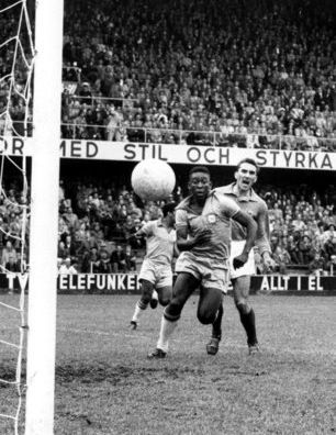 البرازيلي بيليه خلال المباراة التي قاد فيها منتخب بلاده للفوز 5/2 على نظيره<br> الفرنسي في الدور قبل النهائي لمونديال 1958 