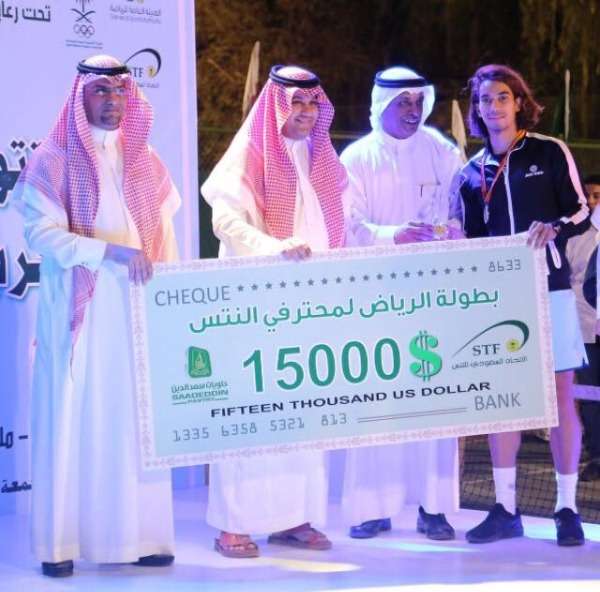 معز الشرقي خلال تتويجه ببطولة الرياض للتنس 