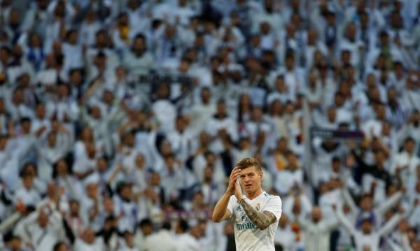 توني كروس يصفق لجماهير الملكي