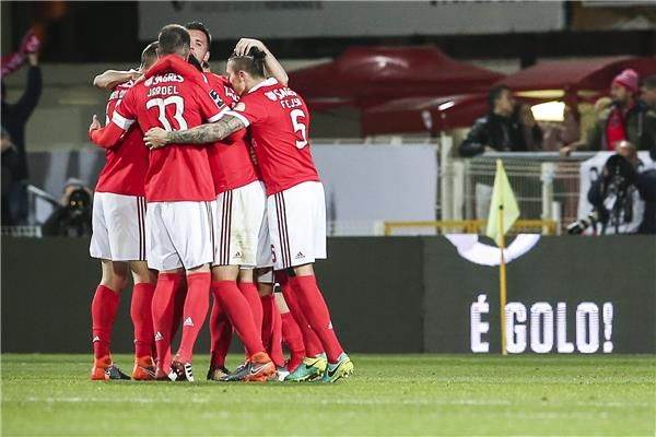 لاعبو بنفيكا يحتفلون