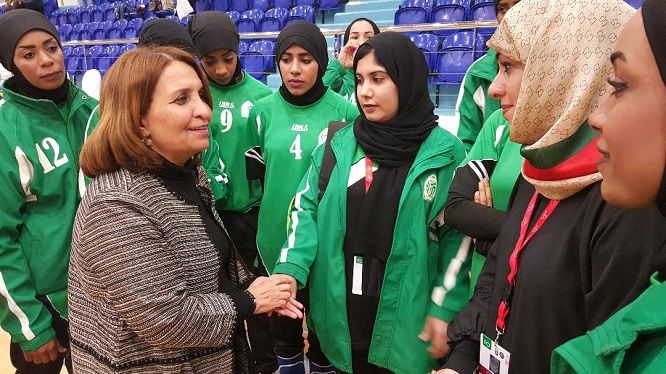 الشيخة حياة آل خليفة تساند لاعبات صحار بعد الخسارة