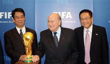 السيد إينوكاي ( يمين ) ومعه وزير التعليم السيد كاواباتا عند زيارتهم لمقر الفيفا بسويسرا