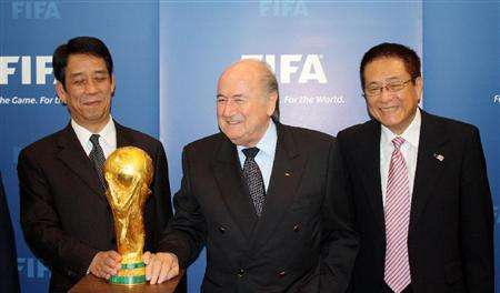 السيد إينوكاي ( يمين ) ومعه وزير التعليم السيد كاواباتا عند زيارتهم لمقر الفيفا بسويسرا