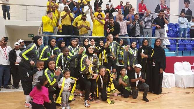 فريق الوصل يحتفل مع جماهيره