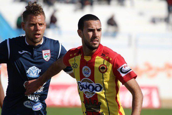 خميس المعواني (على اليسار) خلال مباراة امس ضد ترجي جرجيس 