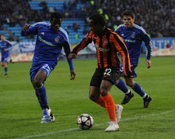 جانب من مباراة الذهاب بين الفريقين في العاصمة كييف