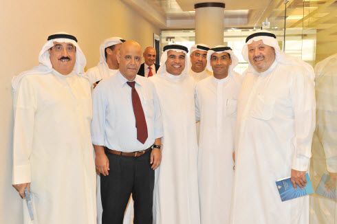الوفد الاماراتي مع الاعلاميان فيصل القناعي ( يمين الصورة ) وعدنان السيد ( يسار الصورة )