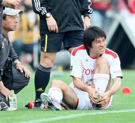 كيجي تامادا عندما تعرض للإصابة في قدمه اليسرى ليخرج من المباراة إضطرارياً