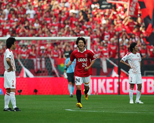 المهاجم الشاب جينكي هاراغوتشي بعد إحرازه الهدف الثاني لأوراوا 