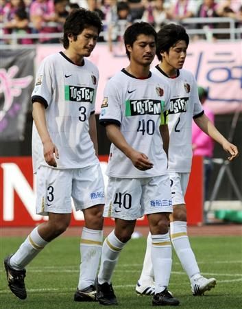 لاعبي كاشيما بعد أن تلقوا خسارة مفاجئة أمام الصاعد فريق سيريزو أوساكا