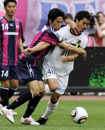 صراع كروي بين أوغاساوارا وكاغاوا في مباراة اليوم