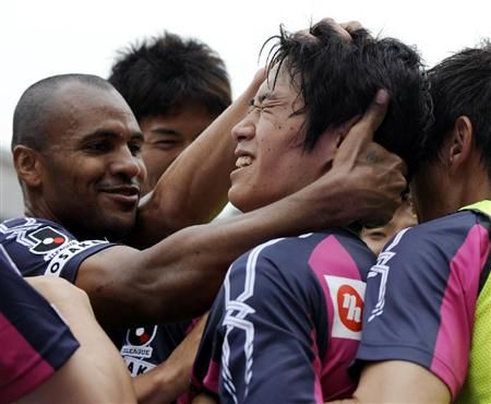 شينجي كاغاوا ( في الوسط ) يحتفل مع زملائه بعد أحرازه هدف التعادل لسيريزو أوساكا