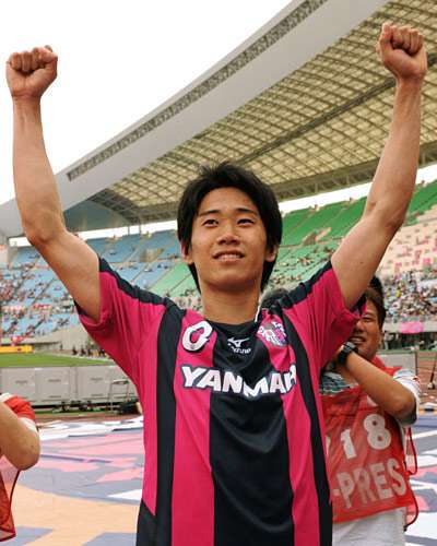 شينجي كاغاوا يحتفل بعد نجاح فريقه في إسقاط حامل اللقب كاشيما