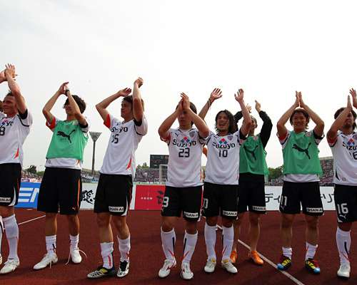 لاعبي فريق شيميزو يحتفلون مع الجماهير بعد نجاحهم في المحافظة على الصدارة