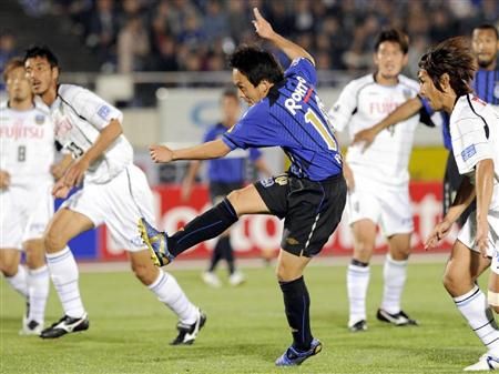 لاعب الوسط فوتاغاوا عند إحرازه الثاني لجامبا بمرمى كواساكي