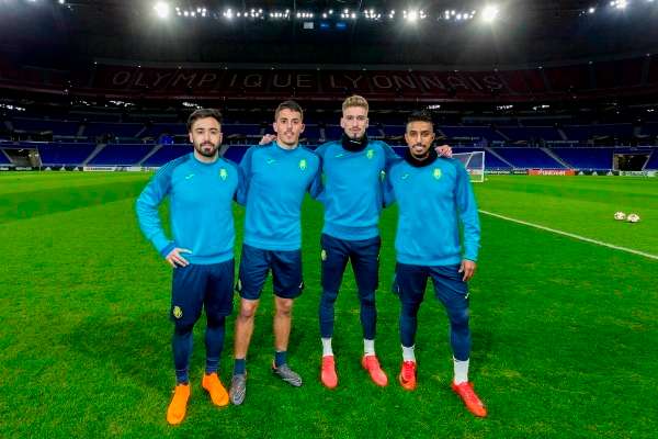 الدوسري مع زملائه بالفريق