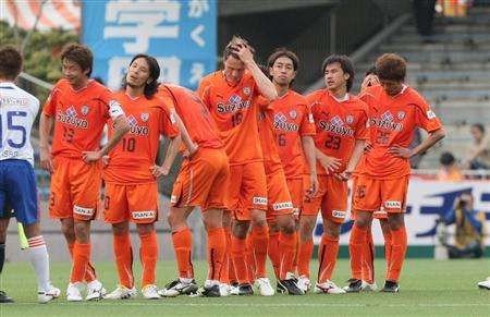 حسرة لاعبي شيميزو بعد سقوطهم أمام ألبيريكس نيغاتا