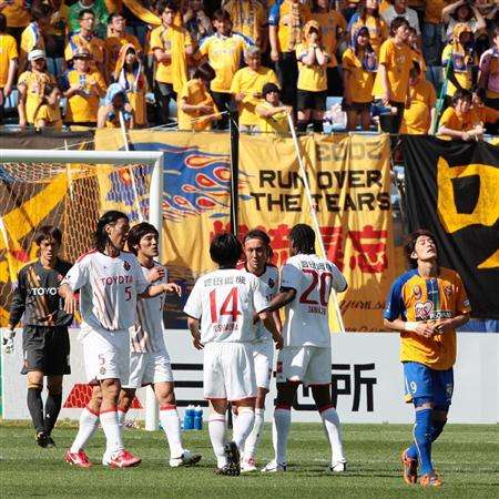 لاعبي ناغويا يحتفلون بعد تحقيقهم إنتصار صعب على فيجالتا سينداي