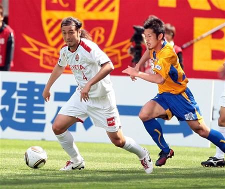 توليو تاناكا ( يسار ) قبل قيامه بتمرير كرة طويلة لزميله الأسترالي كينيدي