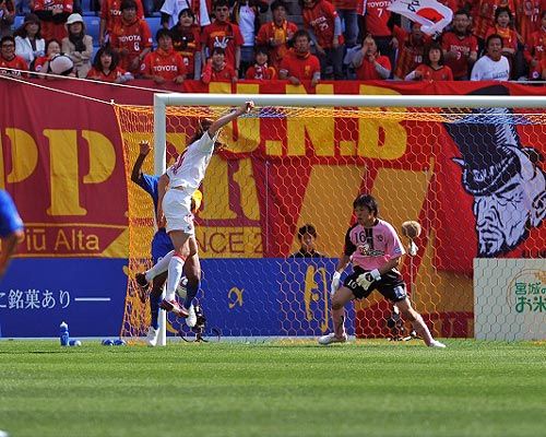 الأسترالي كينيدي عند إحرازه الهدف الثاني لناغويا 