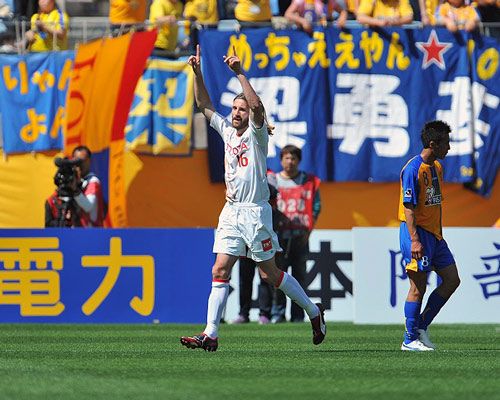 الأسترالي جوشوا كينيدي يحتفل بعد إحرازه هدف الفوز لناغويا