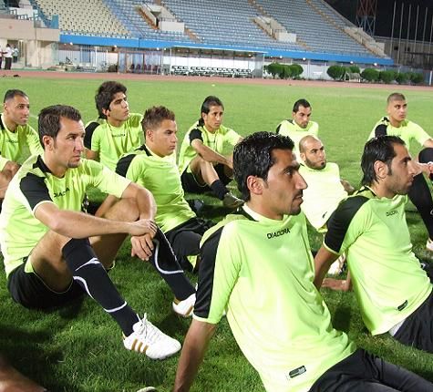 استماع اللاعبين لتعليمات دراجان قبل التدريب