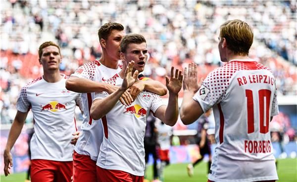 فيرنر مع لاعبي لايبزيج