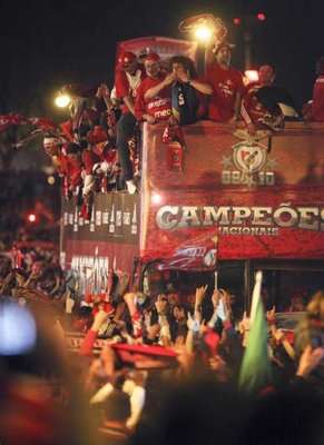 أحتفالات لاعبي بنفيكا مع الجماهير بلقب الدوري
