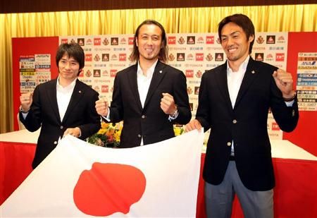 ثلاثي فريق ناغويا ( من اليمين ) نارازاكي وتوليو وتامادا بعد علمهم بتواجد أسمائهم بقائمة السيد أوكادا