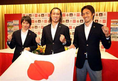 ثلاثي فريق ناغويا ( من اليمين ) نارازاكي وتوليو وتامادا بعد علمهم بتواجد أسمائهم بقائمة السيد أوكادا