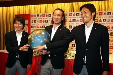 ثلاثي ناغويا في صورة تعبيرية يعلنون عن جاهزيتهم للسفر إلى جنوب أفريقيا 