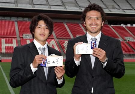 مدافعي فريق كاشيما ( من اليمين ) إيواماسا ويوتشيدا يظهران أسمائهم والتي تواجدت بالقائمة الرسمية