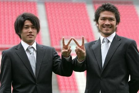 دايكي إيواماسا ( يمين ) والظهير الأيمن أتسوتو يوتشيدا يظهران للصحفيين عن جاهزيتهم لكأس العالم 2010