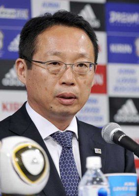 مدرب المنتخب الياباني السيد أوكادا عند إعلانه القائمة الرسمية