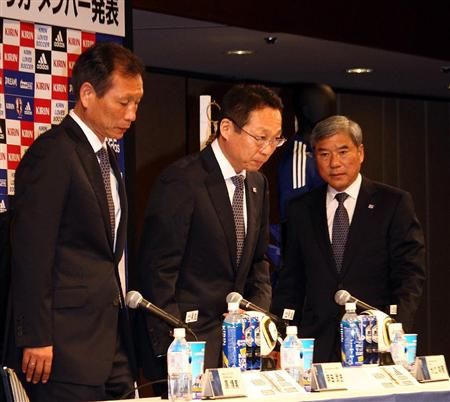 السيد أوكادا ( الوسط ) عند وصوله للمؤتمر من أجل إعلان القائمة الرسمية لكأس العالم 2010