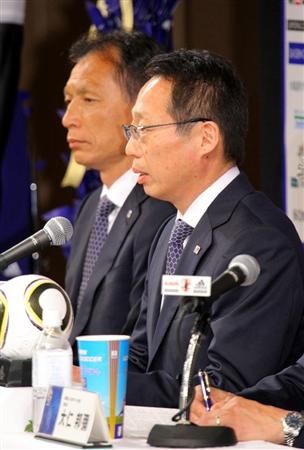 السيد أوكادا وبجانبه رئيس اللجنة الفنية السيد هيرومي هارا 