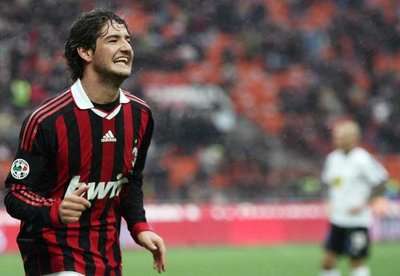 البرازيلي ألكسندر باتو يؤكد رغبته بالبقاء مع الميلان