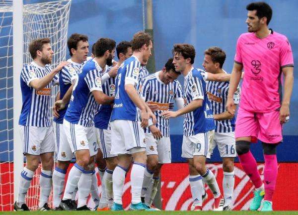 فرحة لاعبي ريال سوسيداد 