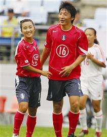 اون سون بارك ( يمين )