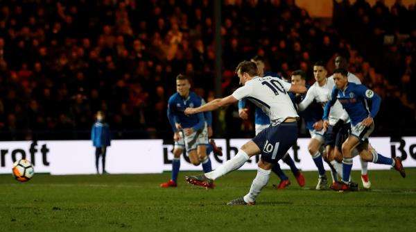 من لقاء توتنهام وروتشديل