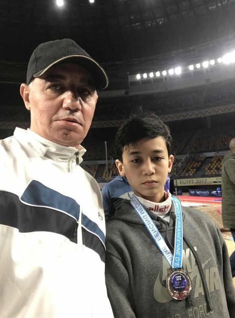 مصطفى الحاج مع ميداليته