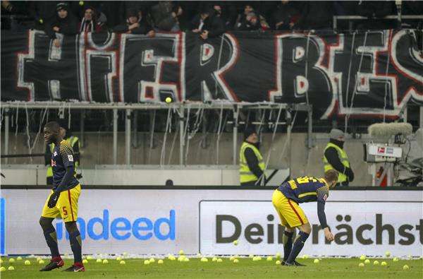 كرات التنس تملأ الملعب