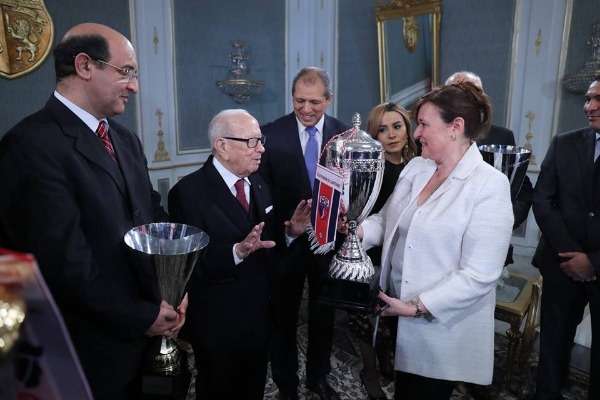 السبسي يكرم سيدات قرطاج