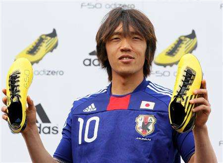 ناكامورا قام اليوم بعرض الحذاء الجديد المصنوع من شركة أديداس