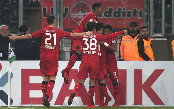 بايلي مع لاعبي ليفركوزن