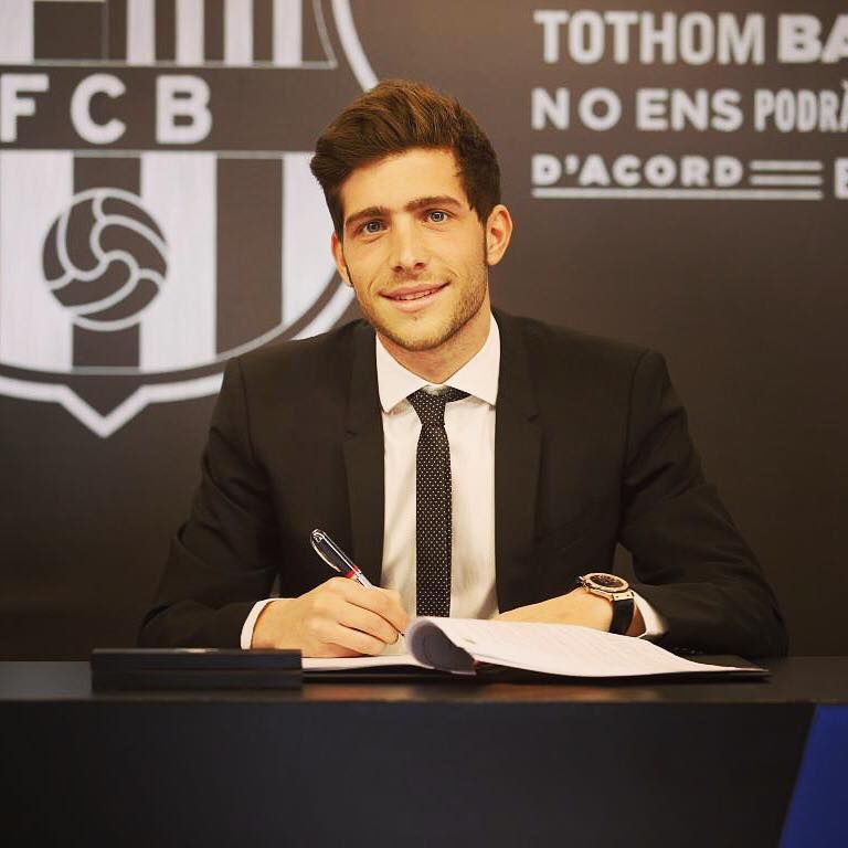  سيرجي روبيرتو خلال التوقيع